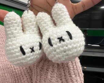 Llaveros y adornos para bolsos hechos a crochet inspirados en Miffy