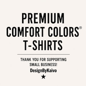 Pu&ograve; includere: Un cartello grafico bianco con testo nero che recita PREMIUM COMFORT COLORS T-SHIRTS. Sotto una linea orizzontale, il testo recita THANK YOU FOR SUPPORTING SMALL BUSINESS! seguito da DesignByKaivo e un piccolo simbolo di stella nera in basso.