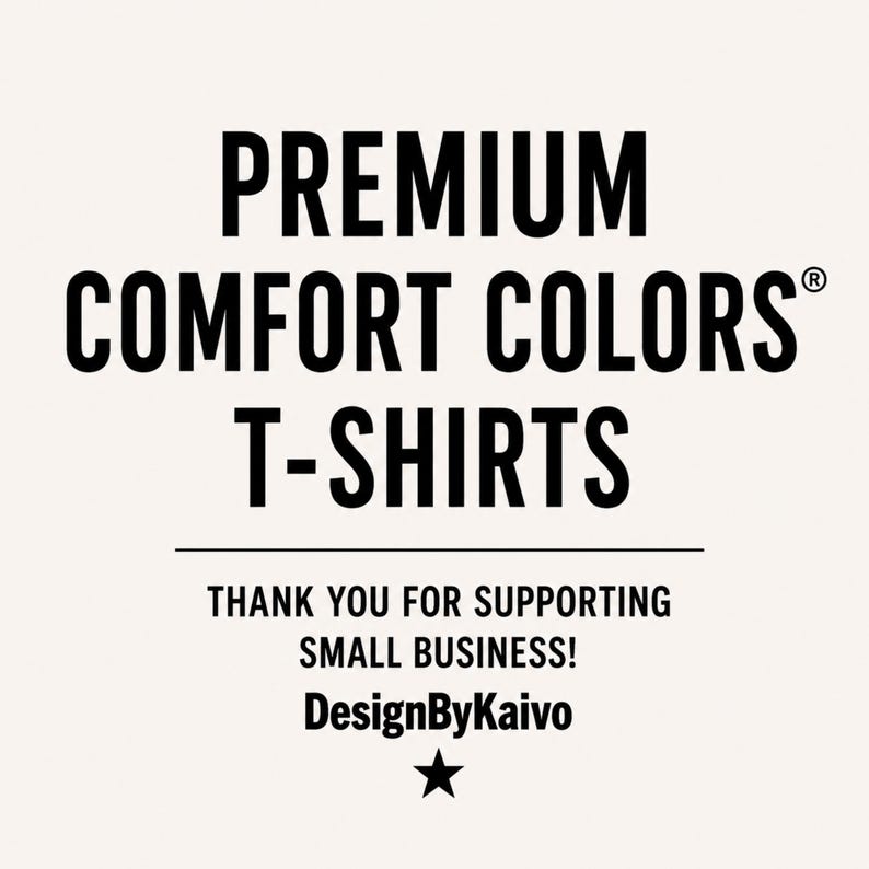 Pu&ograve; includere: Un cartello grafico bianco con testo nero che recita PREMIUM COMFORT COLORS T-SHIRTS. Sotto una linea orizzontale, il testo recita THANK YOU FOR SUPPORTING SMALL BUSINESS! seguito da DesignByKaivo e un piccolo simbolo di stella nera in basso.