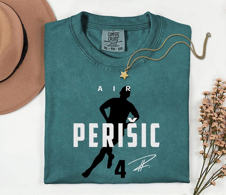Comfort Colors® Air Perišić #4 Soccer Player Tribute Graphic Tee, Croatia Football Star Signature Design, 2026 World Cup Fan Unisex T-Shirt 画像 3