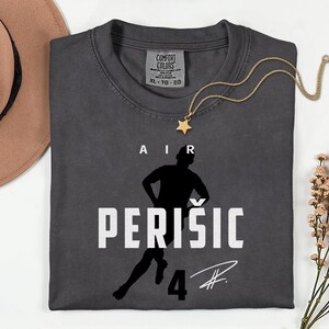 Comfort Colors® Air Perišić #4 Soccer Player Tribute Graphic Tee, Croatia Football Star Signature Design, 2026 World Cup Fan Unisex T-Shirt 画像 7