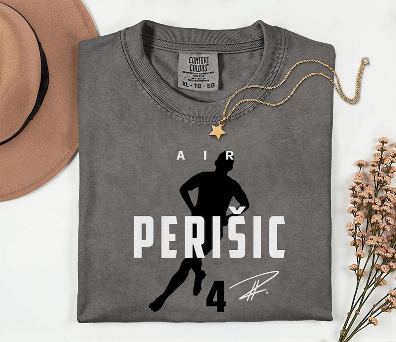 Comfort Colors® Air Perišić #4 Soccer Player Tribute Graphic Tee, Croatia Football Star Signature Design, 2026 World Cup Fan Unisex T-Shirt 画像 1