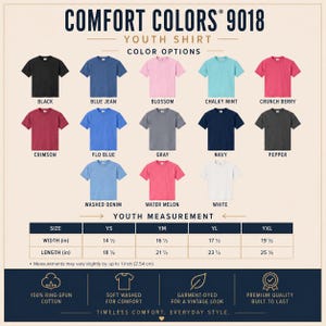 Pu&ograve; includere: Una tabella colori per t-shirt da giovani Comfort Colors 9018 che mostra tredici opzioni di t-shirt a maniche corte nei colori nero, blue jean, blossom, menta, crunch berry, cremisi, blu flo, grigio, navy, pepe, denim lavato, anguria e bianco.