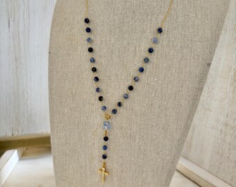 Collar de delicado rosario con cadena de oro y cuentas de sodalita azul