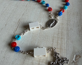 Rosario rosso, bianco e blu realizzato con mattoni autentici.