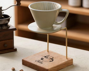 Suporte para coador de café V60 feito à mão em madeira maciça e latão, acessório para bar de café, com gravação personalizada.