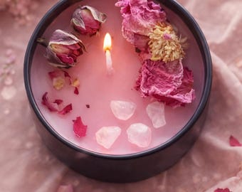 Vela ritual con cuarzo rosa, pétalos de rosa, aromaterapia para el amor propio.