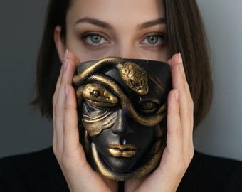 Doniczka z popiersiem bogini w stylu gotyckim, matowa czerń ze złotymi akcentami, dekoracja w stylu mitologicznej mrocznej akademii, odlewana ręcznie doniczka gipsowa na sukulenty