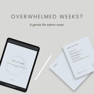 Pode incluir: Um tablet digital com uma caneta e duas folhas de papel. O tablet exibe o texto "Quiet Life Admin, A Gentle Reset for Overwhelmed Weeks". As folhas de papel dizem "Read This First" e "Notes". A imagem também inclui o texto "Overwhelmed Weeks? A gentle life admin reset."