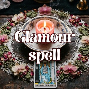 Peut inclure: Une bougie rose allumée dans un bol décoratif, entourée d'une couronne florale et de cristaux. Le texte "Glamour spell" est superposé à l'image, avec une carte de tarot "La Grande Prêtresse" en bas.
