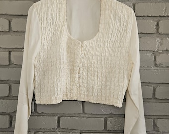 Bluzka w stylu vintage w kolorze kremowym, z marszczeniami i guzikami z przodu, z kwadratowym dekoltem i długim rękawem