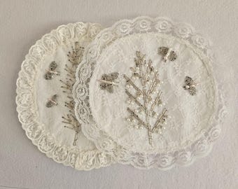 Tapetes vintage de encaje con cuentas, mariposa de perlas color marfil, juego de 2, hechos a mano, estilo cottagecore.