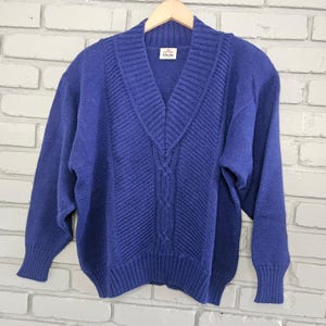Suéter Bleyle Vintage Azul em Lã Virgem com Decote em V e Tricô Trançado, Fabricado na Itália