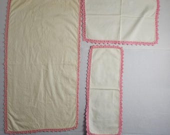 Vtg Handmade 3pc Vanity Set Cream Linen Pink Crochet Lace Trim Dresser Scarves
