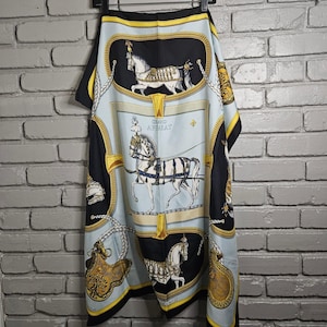 Puede incluir: Una taza de cerámica blanca con un asa negra y el texto "But First, Coffee" en un estilo manuscrito. La taza está sobre una superficie blanca. La taza mide aproximadamente 10 cm de altura.