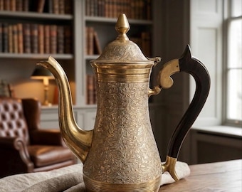 Vintage theepot van geëtst messing, handgesneden houten handvat, Indiase kan met bloemen