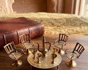 Servizio da tè vintage in ottone inciso a mano, mobili in miniatura per casa delle bambole, arredamento boho di metà secolo.