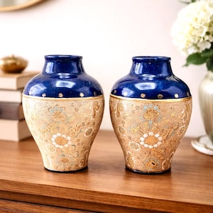 Coppia di vasi antichi Royal Doulton, blu cobalto e decori in pizzo dorato / Arte edoardiana, fatti a mano, da collezione, decorazione per la casa.
