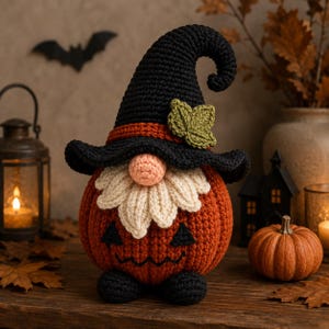 Peut inclure: Un gnome citrouille au crochet doté d'un grand chapeau pointu noir avec une feuille verte, un nez rond pêche, une barbe crème et un corps de citrouille orange avec un visage de jack-o'-lantern noir brodé et des pieds noirs.