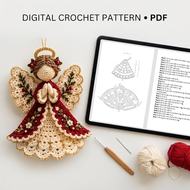 Pu&ograve; includere: Un modello digitale di uncinetto in PDF che mostra un angelo all'uncinetto con un abito bordeaux e crema, un'aureola dorata e ricami floreali. Un tablet mostra gli schemi, un uncinetto in legno e gomitoli di lana.