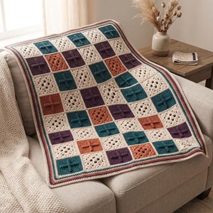 Könnte beinhalten: Eine Häkeldecke mit einem Gitter aus abwechselnden Quadraten in Creme, Petrol, Dunkellila und Terrakotta. Die petrolfarbenen und lila Quadrate haben eine erhabene Kreuzstruktur, während die cremefarbenen Quadrate ein durchbrochenes Muster aufweisen.