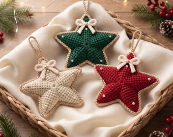 Pode incluir: Três ornamentos em forma de estrela feitos de fio de crochê nas cores creme, verde escuro e vermelho profundo. Cada estrela apresenta um pequeno laço creme no topo, uma alça para pendurar e pequenas contas brancas na superfície.
