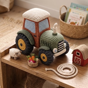 Op de afbeelding: Een gehaakt tractorspeeltje met een roestkleurig lichaam, olijfgroene motorkap en crèmekleurig dak. Het heeft donkergrijze wielen met gele centra, een klein wit schaapje, een mandje met kleurrijke groenten, een rode schuur en een opgerold touw.