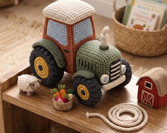Puede incluir: Un juguete de tractor tejido a ganchillo con cuerpo color óxido, capó verde oliva y techo color crema. Tiene ruedas gris oscuro con centros amarillos, una pequeña oveja blanca, una cesta de verduras coloridas, un granero rojo y una cuerda.