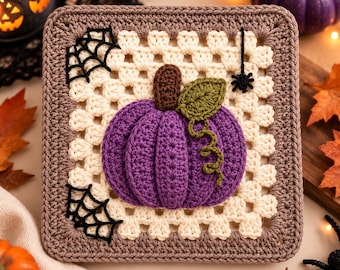 Puede incluir: Un cuadrado de ganchillo tipo granny square con una calabaza morada central, un tallo marrón, una hoja verde y un zarcillo. El fondo es de color crema con telarañas negras en las esquinas y una pequeña araña negra colgando de un hilo.