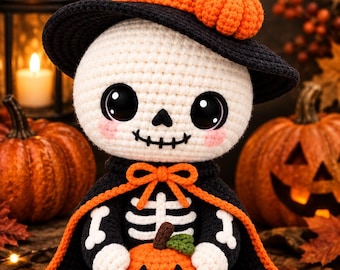 Puede incluir: Una muñeca esqueleto de ganchillo que lleva un sombrero de bruja negro con una banda naranja y un pequeño adorno de calabaza. La muñeca tiene una capa negra con ribete naranja, un patrón de caja torácica blanca y sostiene una calabaza.