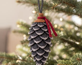 Patrón de ganchillo en PDF de piña, adorno navideño de carbón con borde plateado y lazo color arándano.