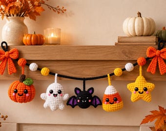 Puede incluir: Una guirnalda de ganchillo con temática de Halloween que presenta una cuerda negra con lazos naranjas en los extremos. Incluye cinco figuras de peluche colgantes: una calabaza naranja, un fantasma blanco, un murciélago negro, un dulce de maíz y una estrella amarilla.