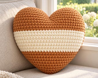 Patrón de ganchillo en PDF para cojín con forma de corazón, cojín a rayas color caramelo y marfil.