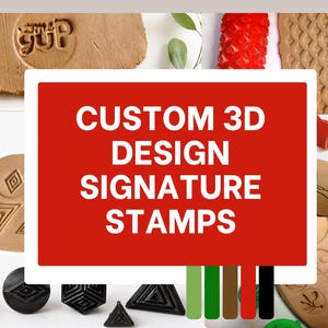 Könnte beinhalten: Individuelle 3D-Signaturstempel mit verschiedenen geometrischen und organischen Mustern, die in beigefarbenen Ton gedrückt wurden. Die Sammlung umfasst schwarze Kunststoffstempel mit dreieckigen, runden und sechseckigen Formen sowie eine rote Strukturwalze.