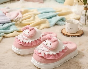 Pantuflas de plataforma My Melody / Zapatillas de casa rosas con volantes / Calzado acogedor para el hogar