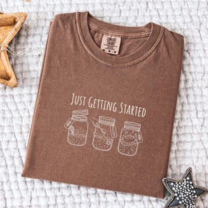 Koszulka "Właśnie zaczynamy przygodę z zakwasem", koszulka do pieczenia chleba, zabawna koszulka do pieczenia, prezent dla miłośników chleba, wygodna koszulka "Homestead"