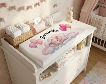 Capa para trocador personalizada com elefante rosa em aquarela e nome do bebê para decoração de quarto infantil.