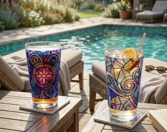 Copo de 473ml (16oz) em estilo vitral com estampa de mandala floral azul e roxa.