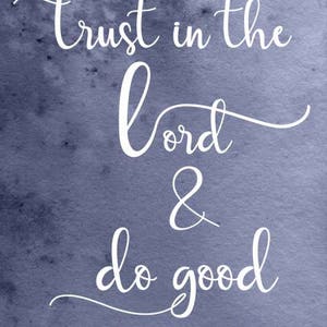 Puede incluir: Un fondo de acuarela en tonos azules con texto blanco que dice "Trust in the Lord & do good Psalm 37:3".