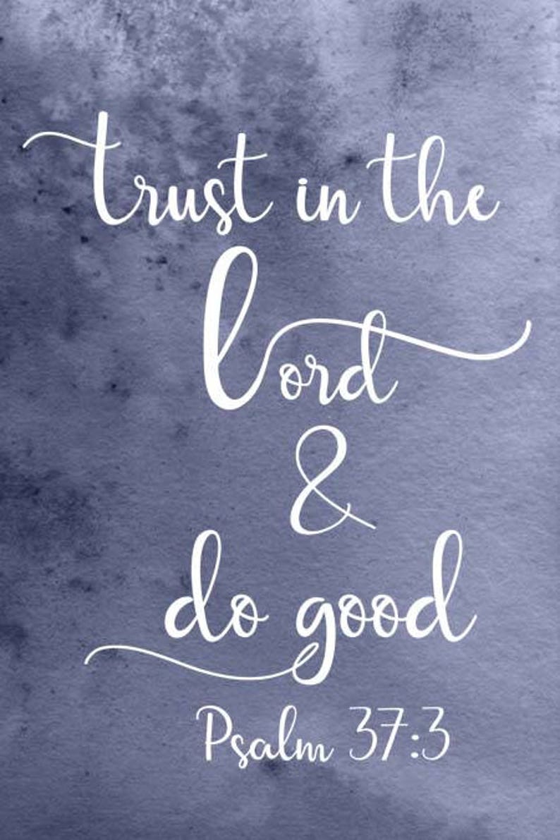 Puede incluir: Un fondo de acuarela en tonos azules con texto blanco que dice "Trust in the Lord & do good Psalm 37:3".