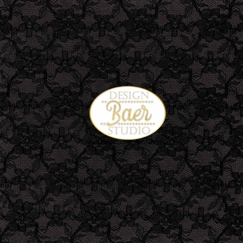 K&ouml;nnte beinhalten: Schwarzer Spitzenstoff mit einem goldenen ovalen Logo mit der Aufschrift "DESIGN Baer STUDIO".