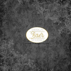 K&ouml;nnte beinhalten: Ein schwarz-wei&szlig;es Blumenmuster auf einem dunkelgrauen Hintergrund mit einem wei&szlig;en ovalen Logo, auf dem "DESIGN Baer STUDIO" und die Website "www.BAERDESIGNSTUDIO.com" in goldenen Buchstaben stehen.
