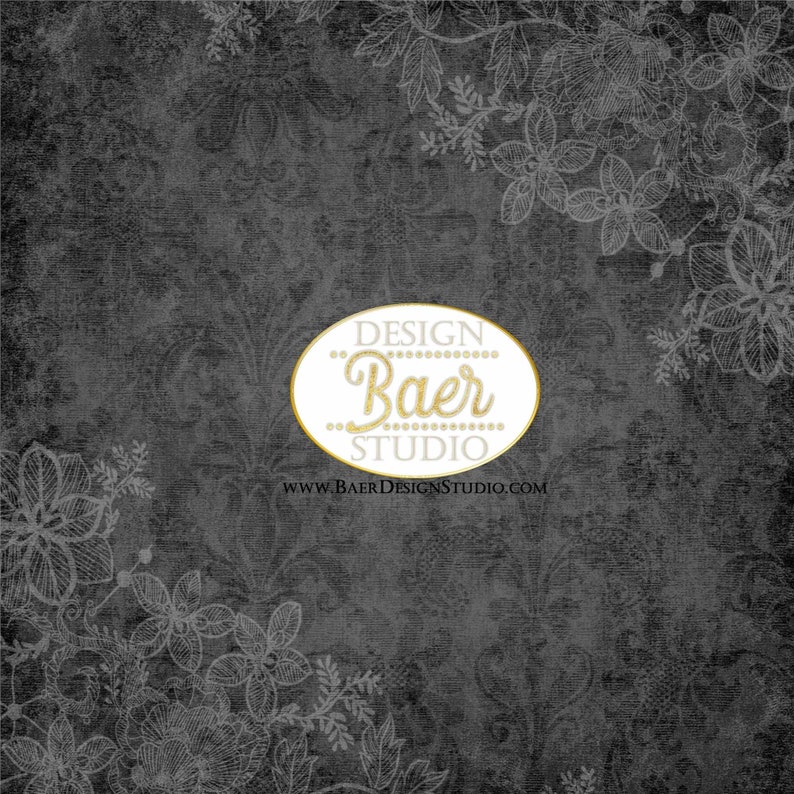 K&ouml;nnte beinhalten: Ein schwarz-wei&szlig;es Blumenmuster auf einem dunkelgrauen Hintergrund mit einem wei&szlig;en ovalen Logo, auf dem "DESIGN Baer STUDIO" und die Website "www.BAERDESIGNSTUDIO.com" in goldenen Buchstaben stehen.