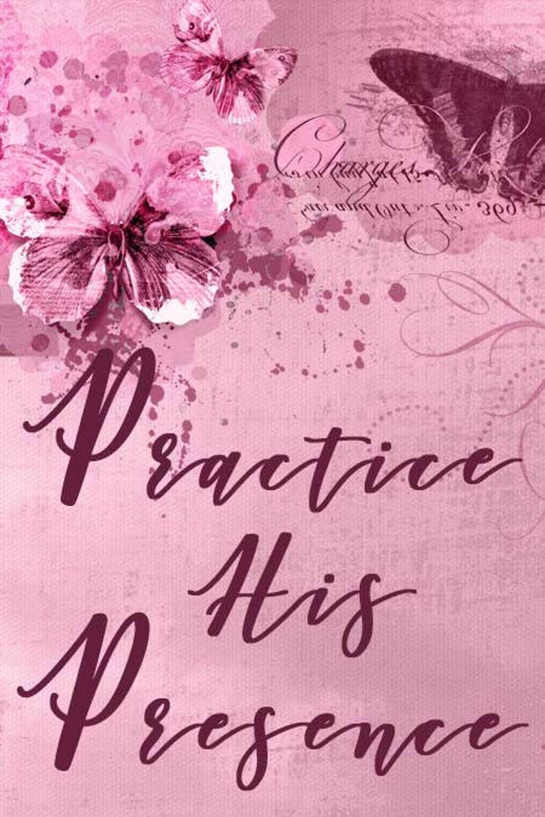 Puede incluir: Fondo de acuarela rosa con un dise&ntilde;o floral y el texto "Practice His Presence" en una fuente de color burdeos oscuro.