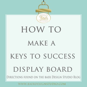 Puede incluir: Un gr&aacute;fico con un elemento de dise&ntilde;o dorado y el texto "DESIGN Baer STUDIO" sobre el texto "HOW TO MAKE A KEYS TO SUCCESS DISPLAY BOARD". Debajo del texto est&aacute; la direcci&oacute;n del sitio web "WWW.BAERDESIGNSTUDIO.COM".
