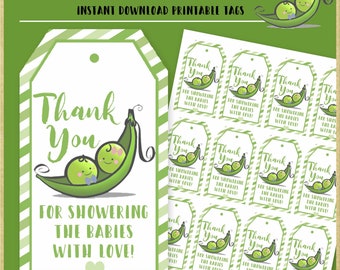 Op de afbeelding: Groene bedrukbare cadeaulabels met de tekst "Bedankt" en "Voor het verwennen van de baby's met liefde!" met een cartoon peul met twee lachende erwten. De labels zijn ontworpen voor babyborrels.