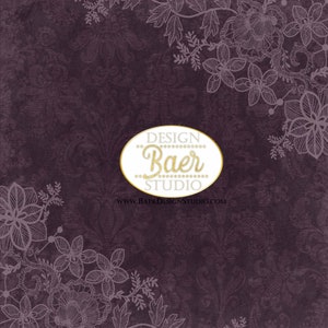 K&ouml;nnte beinhalten: Ein dunkelvioletter Hintergrund mit einem wei&szlig;en ovalen Logo, auf dem "DESIGN Baer STUDIO" und die Website-Adresse "www.BAERDESIGNSTUDIO.com" stehen. Der Hintergrund ist mit einem wei&szlig;en Blumenmuster verziert.
