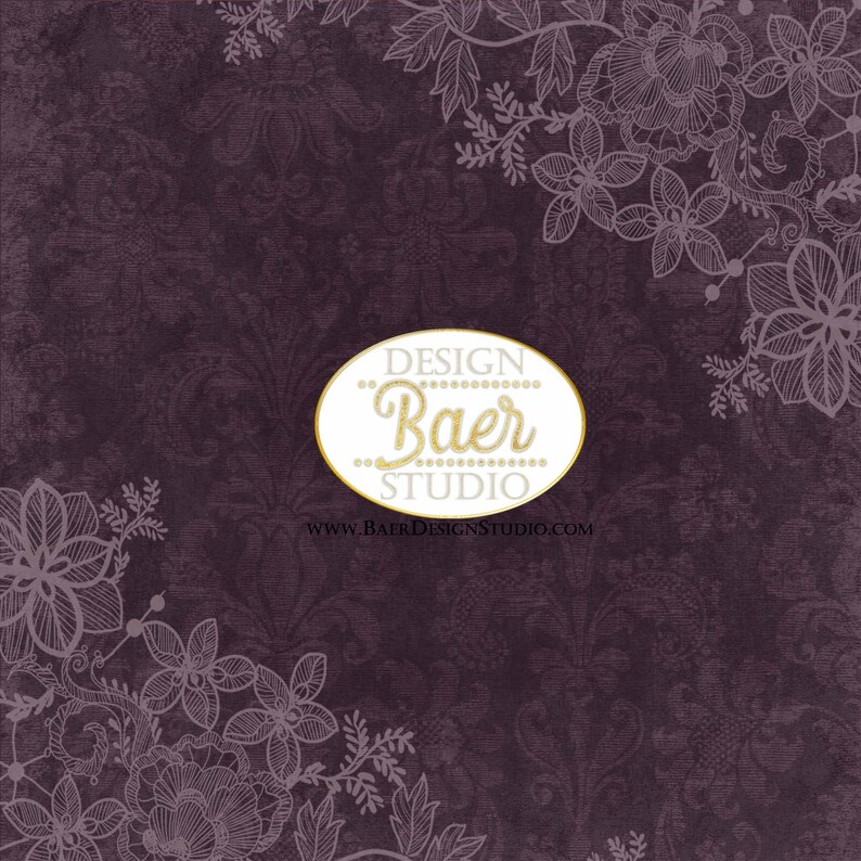 K&ouml;nnte beinhalten: Ein dunkelvioletter Hintergrund mit einem wei&szlig;en ovalen Logo, auf dem "DESIGN Baer STUDIO" und die Website-Adresse "www.BAERDESIGNSTUDIO.com" stehen. Der Hintergrund ist mit einem wei&szlig;en Blumenmuster verziert.