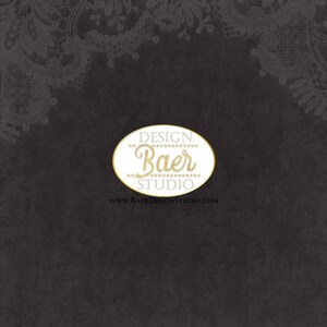 K&ouml;nnte beinhalten: Ein Schwarzwei&szlig;bild mit einem wei&szlig;en Oval, das den Text "DESIGN Baer STUDIO" in goldenen Buchstaben enth&auml;lt. Das Oval ist von einem schwarzen Spitzenmuster umgeben.