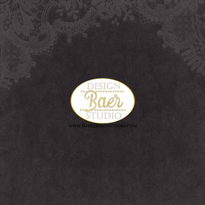 K&ouml;nnte beinhalten: Ein Schwarzwei&szlig;bild mit einem wei&szlig;en Oval, das den Text "DESIGN Baer STUDIO" in goldenen Buchstaben enth&auml;lt. Das Oval ist von einem schwarzen Spitzenmuster umgeben.